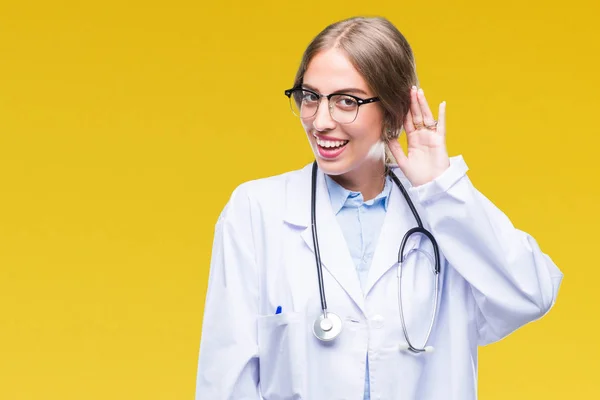 Schöne Junge Blonde Ärztin Medizinischer Uniform Über Isoliertem Hintergrund Lächelnd — Stockfoto