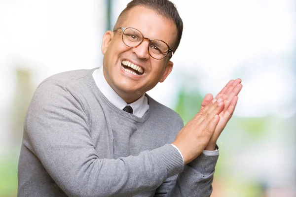 Средневековые Бизнесмены Очках Изолированном Фоне Хлопают Аплодируют Счастливым Радостным Улыбающимся — стоковое фото