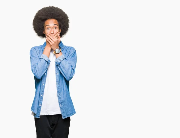 Молодий Афроамериканець Людиною Афро Волосся Шоковані Прикриття Рота Руками Помилку — стокове фото