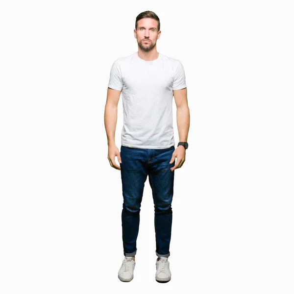 Stilig Man Bär Casual Vit Shirt Avslappnad Med Allvarliga Uttryck — Stockfoto