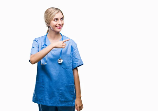 Młoda Piękna Blondynka Lekarz Chirurg Pielęgniarka Kobieta Białym Tle Wesoły — Zdjęcie stockowe
