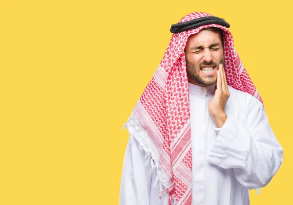 Junger Gutaussehender Mann Der Keffiyeh Über Isoliertem Hintergrund Trägt Und — Stockfoto