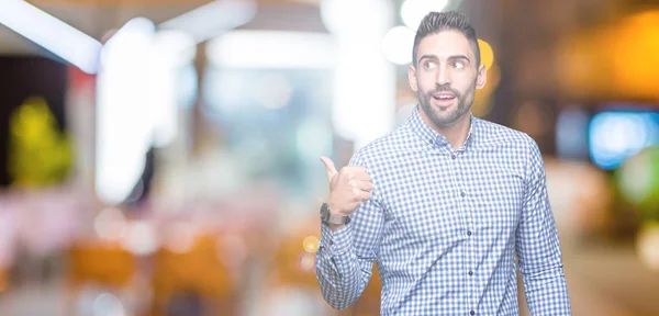 Joven Hombre Guapo Sobre Fondo Aislado Sonriendo Con Cara Feliz — Foto de Stock