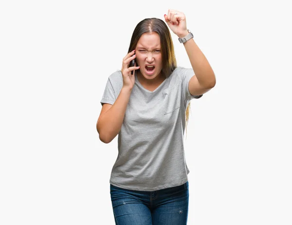 年轻美丽的高加索妇女在智能手机上谈论孤立的背景恼火和沮丧的喊声与愤怒 疯狂和大喊大叫与提高的手 愤怒的概念 — 图库照片