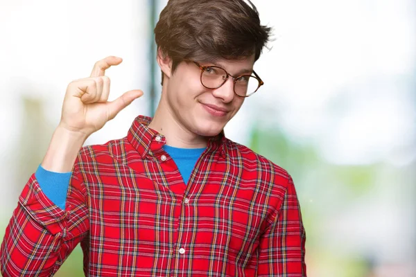 Homem Bonito Jovem Vestindo Óculos Sobre Fundo Isolado Sorrindo Gestos — Fotografia de Stock