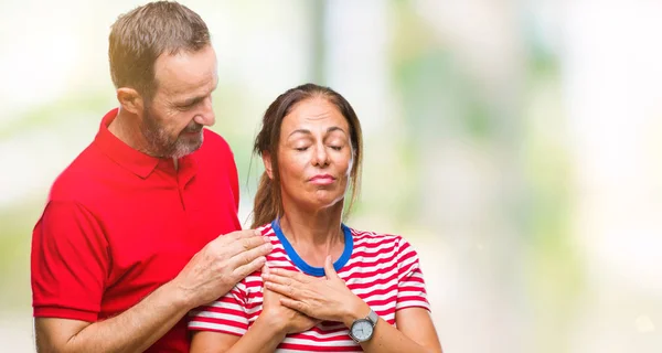 Medelåldern Spansktalande Par Kärlek Över Isolerade Bakgrund Leende Med Händerna — Stockfoto