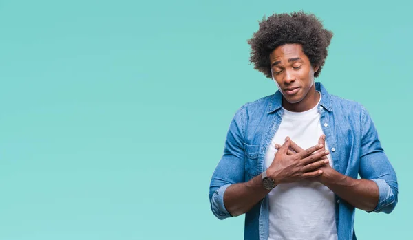 Homem Afro Americano Sobre Fundo Isolado Sorrindo Com Mãos Peito — Fotografia de Stock