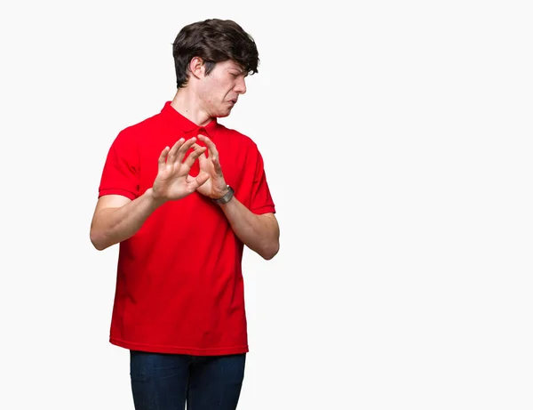 Jonge Knappe Man Met Rode Shirt Geïsoleerde Achtergrond Walgen Expressie — Stockfoto