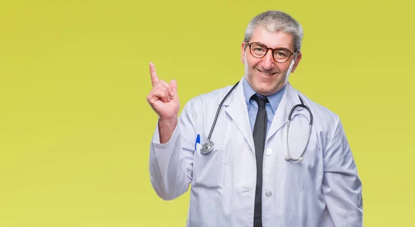 Schöner Oberarzt Über Isoliertem Hintergrund Mit Einem Breiten Lächeln Gesicht — Stockfoto