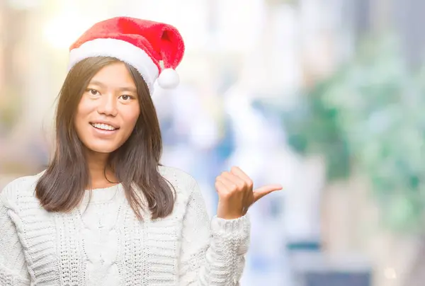 Jovem Mulher Asiática Vestindo Chapéu Natal Sobre Fundo Isolado Sorrindo — Fotografia de Stock