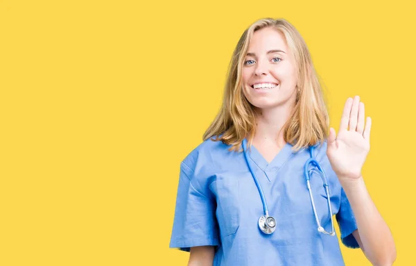 Hermosa Joven Doctora Vistiendo Uniforme Médico Sobre Fondo Aislado Renunciando —  Fotos de Stock