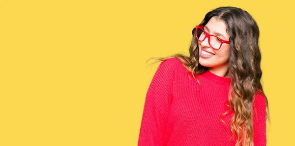Junge Schöne Frau Mit Roter Brille Die Mit Einem Lächeln — Stockfoto