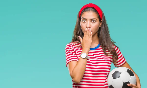 Mladá Krásná Arabská Žena Držící Fotbal Fotbalový Míč Izolované Pozadí — Stock fotografie