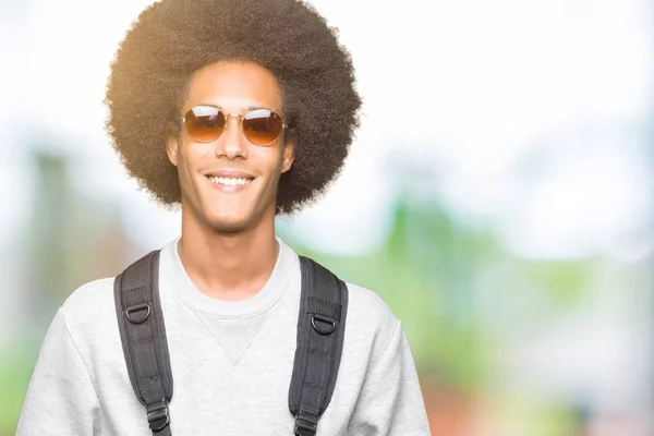 Молодий Афроамериканець Людиною Афро Волосся Носити Сонцезахисні Окуляри Рюкзак Щасливим — стокове фото