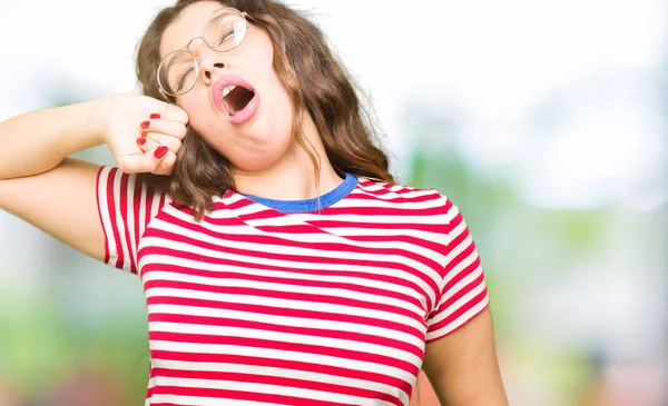 Jovem Mulher Bonita Vestindo Óculos Que Estendem Para Trás Cansado — Fotografia de Stock