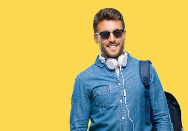 Mladý Pohledný Turistický Muž Nosit Sluchátka Batoh Nad Samostatný Pozadí — Stock fotografie