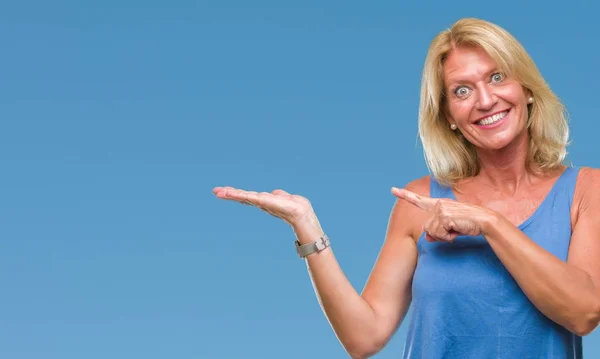 Medioevo Donna Bionda Sfondo Isolato Stupito Sorridente Alla Fotocamera Mentre — Foto Stock