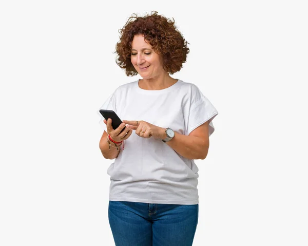 Средневековая Пожилая Женщина Использует Смс Смартфоном Изолированном Фоне Счастливым Лицом — стоковое фото