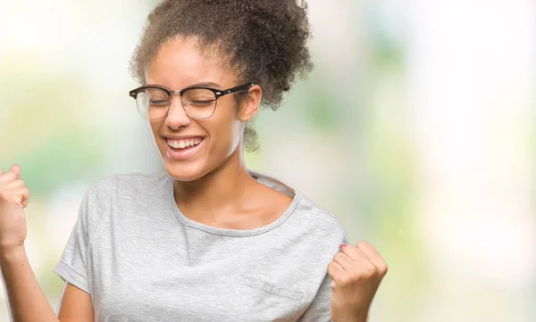 Mujer Afroamericana Joven Con Gafas Sobre Fondo Aislado Muy Feliz —  Fotos de Stock