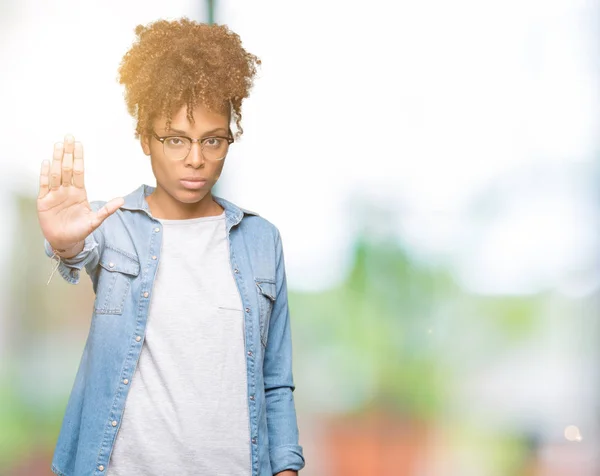Mooie Jonge African American Vrouw Dragen Bril Geïsoleerde Achtergrond Stop — Stockfoto