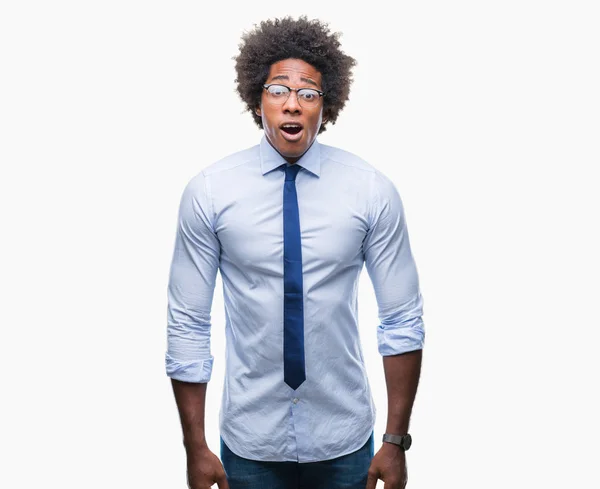 黑人美国商界男子戴眼镜在孤立的背景害怕和震惊的惊讶的表情 恐惧和兴奋的脸 — 图库照片