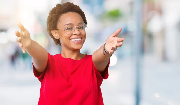 Vackra Unga Afroamerikanska Kvinnan Bär Glasögon Över Isolerade Bakgrunden Tittar — Stockfoto