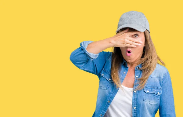 Beautiful Middle Age Woman Wearing Sport Cap Isolated Background Peeking — Stock Photo, Image