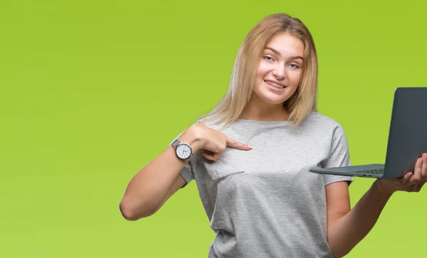 Jovem Mulher Caucasiana Usando Computador Portátil Sobre Fundo Isolado Com — Fotografia de Stock