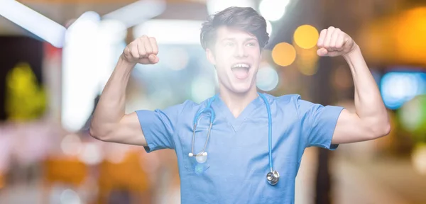 Junge Ärztin Uniform Vor Isoliertem Hintergrund Die Stolz Lächelnde Armmuskeln — Stockfoto