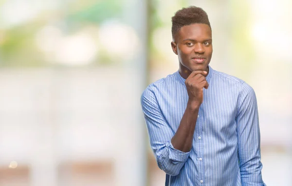 Unga Afroamerikanska Affärsman Över Isolerade Bakgrund Med Hand Hakan Funderar — Stockfoto