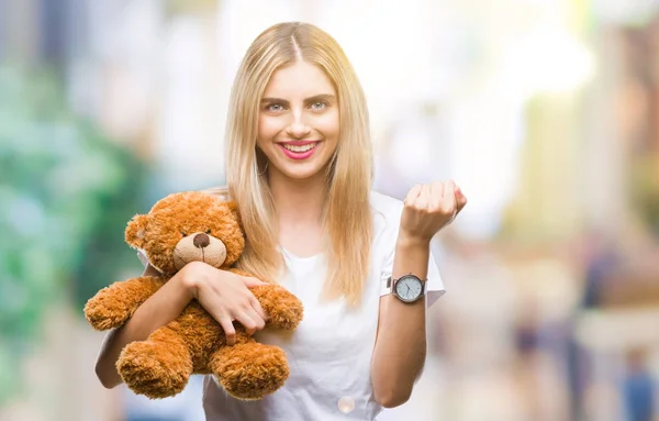 Mladá Krásná Blondýna Žena Držící Medvídek Izolované Pozadí Křičí Hrdá — Stock fotografie