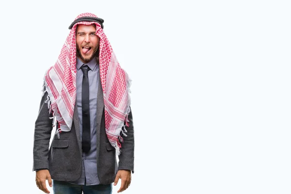 年轻英俊的阿拉伯男子与长发穿着 Keffiyeh 在孤立的背景下伸出舌头高兴与滑稽的表情 情感概念 — 图库照片