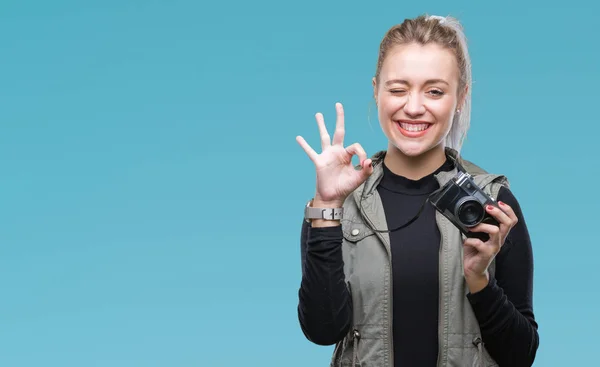 Mulher Loira Jovem Tirar Fotos Usando Câmera Vintage Sobre Fundo — Fotografia de Stock