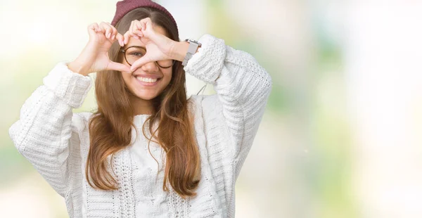 Giovane Bella Donna Hipster Bruna Indossa Occhiali Cappello Invernale Sfondo — Foto Stock