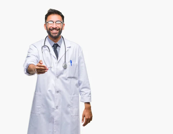 Adulto Hispânico Médico Homem Sobre Fundo Isolado Sorrindo Amigável Oferecendo — Fotografia de Stock