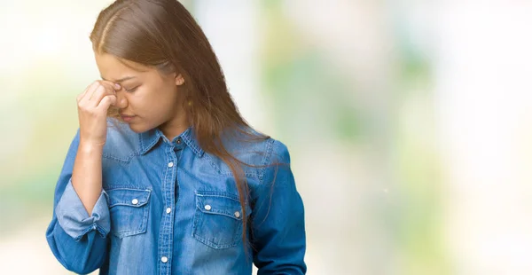 Jonge Mooie Brunette Vrouw Blauw Denim Shirt Dragen Geïsoleerde Achtergrond — Stockfoto