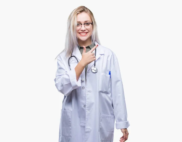 Jonge Blonde Dokter Vrouw Geïsoleerde Achtergrond Vrolijke Met Een Glimlach — Stockfoto