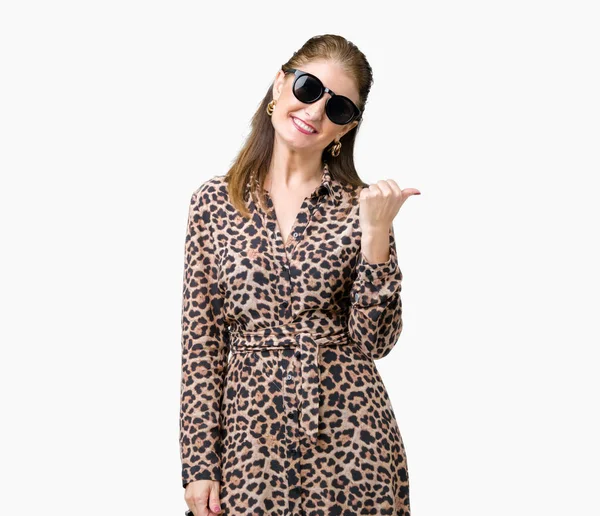 Mulher Madura Madura Meia Idade Usando Óculos Sol Vestido Leopardo — Fotografia de Stock