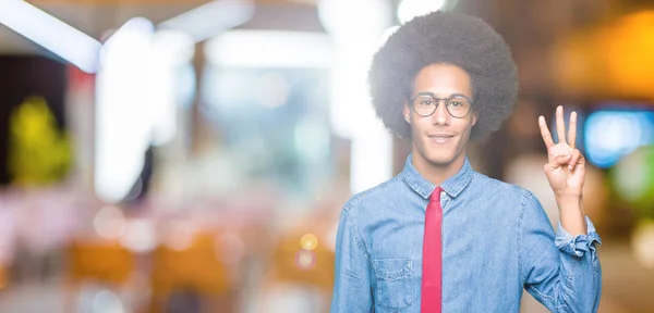 Giovane Uomo Affari Afro Americano Con Capelli Afro Indossando Occhiali — Foto Stock