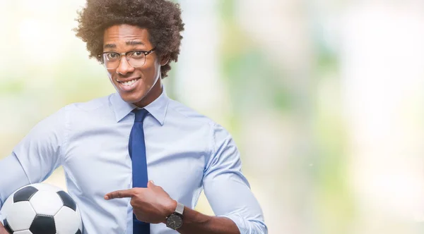 Afroamerikanischer Manager Mann Hält Fußballball Über Isoliertem Hintergrund Und Zeigt — Stockfoto