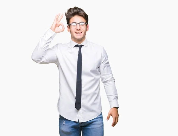 Молодий Бізнесмен Носить Окуляри Над Ізольованим Тлом Посміхаючись Позитивно Роблячи — стокове фото