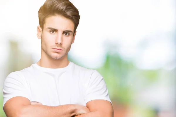 Joven Hombre Guapo Con Camiseta Blanca Sobre Fondo Aislado Escéptico —  Fotos de Stock