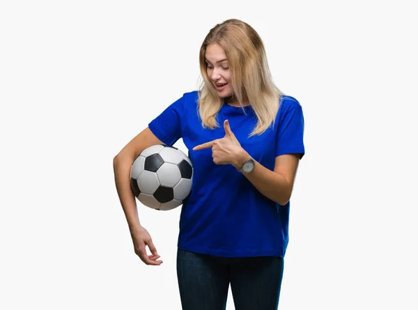 Junge Kaukasische Frau Hält Fußballball Über Isoliertem Hintergrund Und Zeigt — Stockfoto