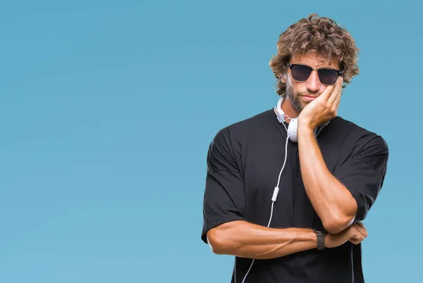 Bello Ispanico Uomo Ascoltare Musica Indossando Cuffie Sfondo Isolato Pensando — Foto Stock