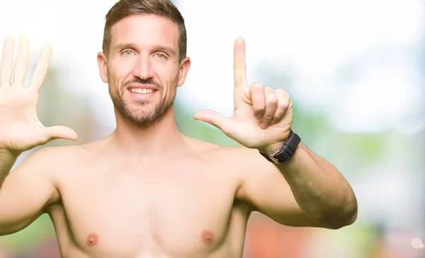 Hombre Guapo Sin Camisa Mostrando Pecho Desnudo Mostrando Apuntando Hacia — Foto de Stock