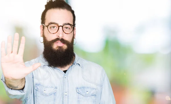 Homem Jovem Hipster Com Cabelos Longos Barba Vestindo Óculos Fazendo — Fotografia de Stock