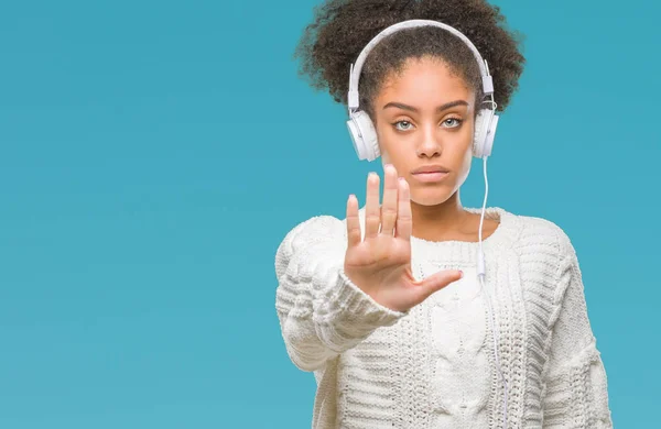 Jonge Afro Amerikaanse Vrouw Hoofdtelefoon Dragen Geïsoleerde Achtergrond Met Open — Stockfoto