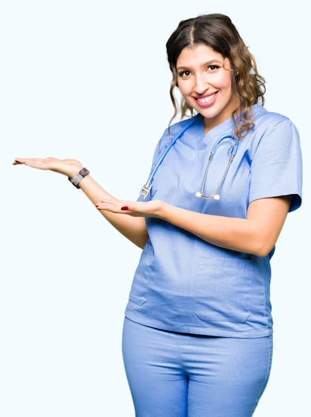 Jovem Mulher Médica Adulta Vestindo Uniforme Médico Apontando Para Lado — Fotografia de Stock