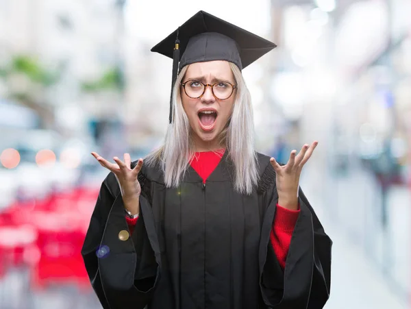 Fiatal Szőke Fárasztó Diplomás Egységes Elszigetelt Háttér Őrült Őrült Kiabálás — Stock Fotó