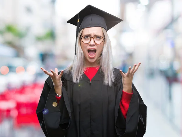 Jovem Loira Vestindo Uniforme Pós Graduação Sobre Fundo Isolado Louco — Fotografia de Stock